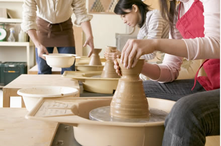 陶芸教室でロクロを回す