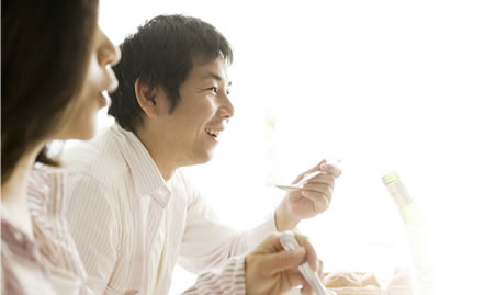 笑顔で食事を取る男性